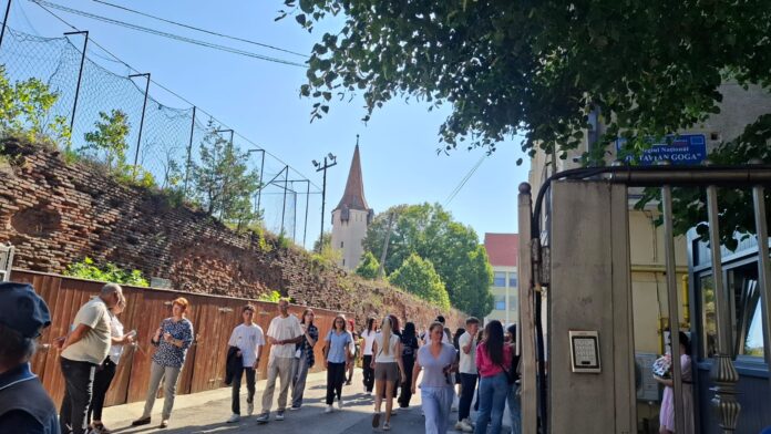 Intrarea la Colegiul Național Octavian Goga, prima zi de școală cu părinți și elevi prezenți