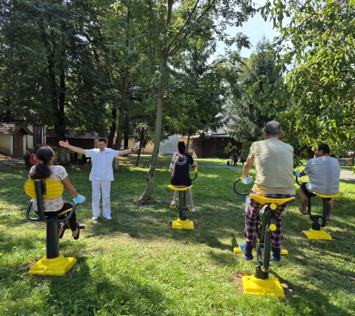 Aparate de fitness Spital Sibiu instalate în curtea spitalului pentru pacienți