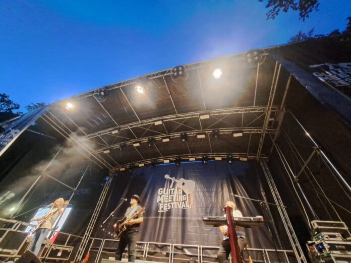 Publicul entuziast în fața scenei la Guitar Meeting Festival