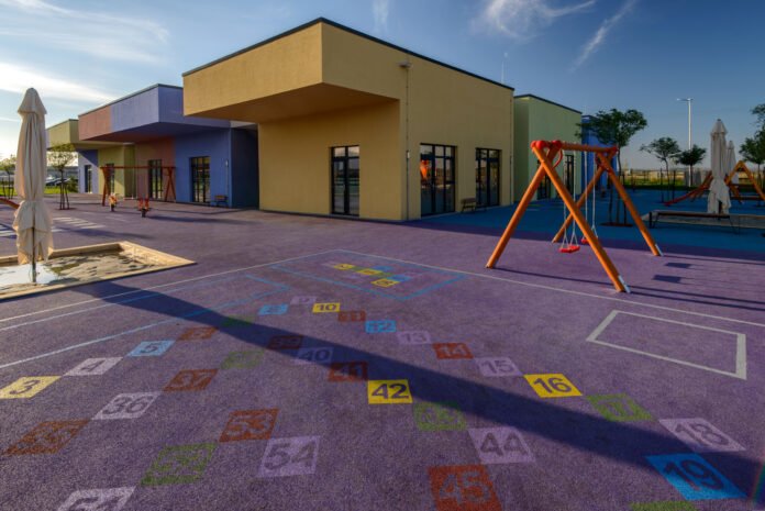 Clădirea și curtea interioară a Grădiniței AUMOVIO Sibiu, locul unde se sărbătoresc 10 ani