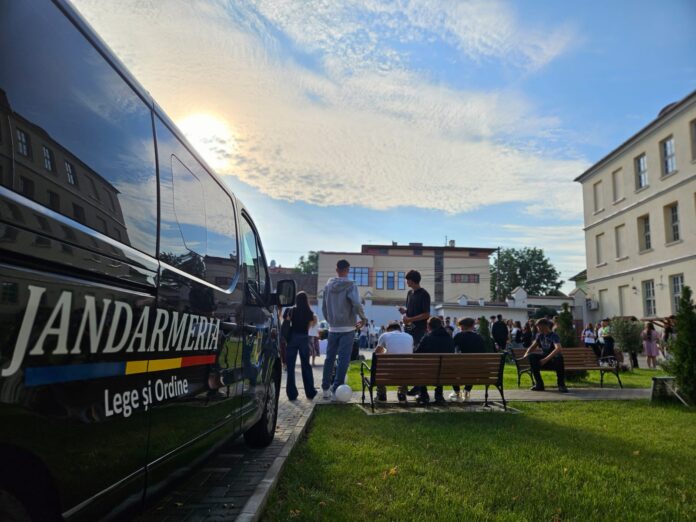 Jandarmeria Sibiu asigură siguranța școlară lângă un autobuz de elevi