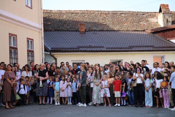 Profesoară primește un buchet de flori de la un elev în ziua începutului anului școlar la Cisnădie.