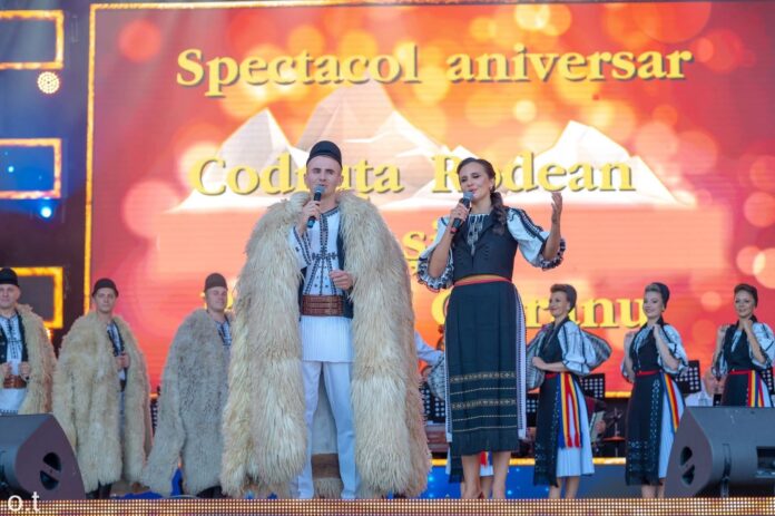 Artisti pe scena festivalului Cântecele Munților 2025 în costume populare tradiționale