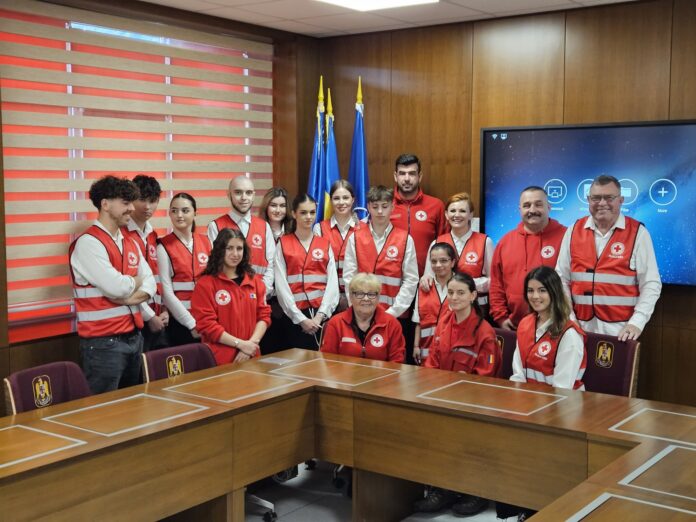 Voluntari Crucea Roșie Sibiu participă la o activitate de comunitate și asistență