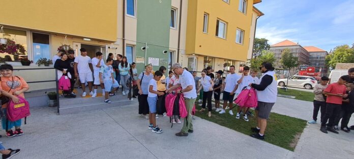 Copii fericiți din centrele DGASPC Sibiu primesc ghiozdane noi de la voluntari
