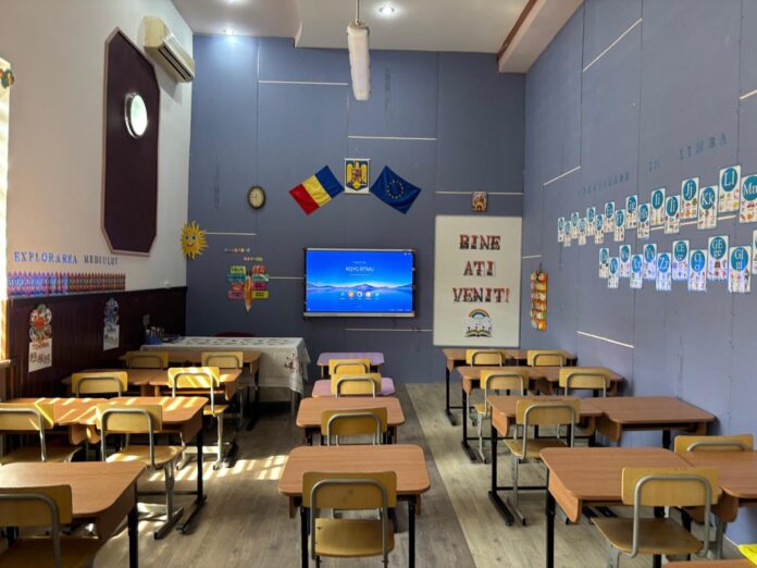 Elevi din Sadu mergând pe aleea către intrarea în școală