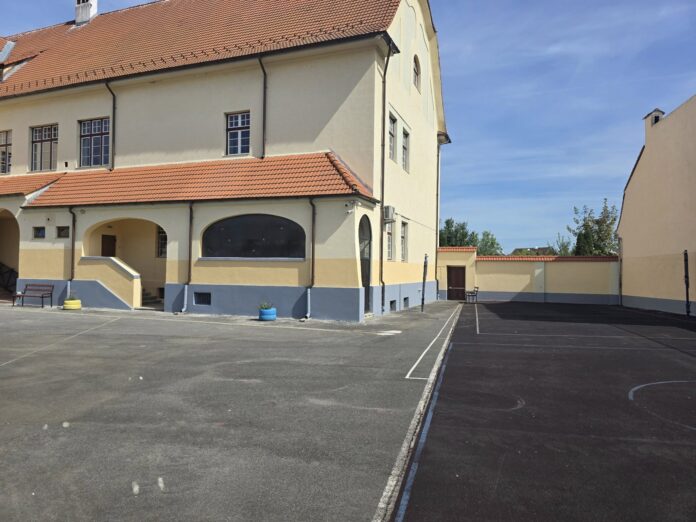 Elevi și profesori în curtea școlii din Comuna Cristian la începutul noului an școlar