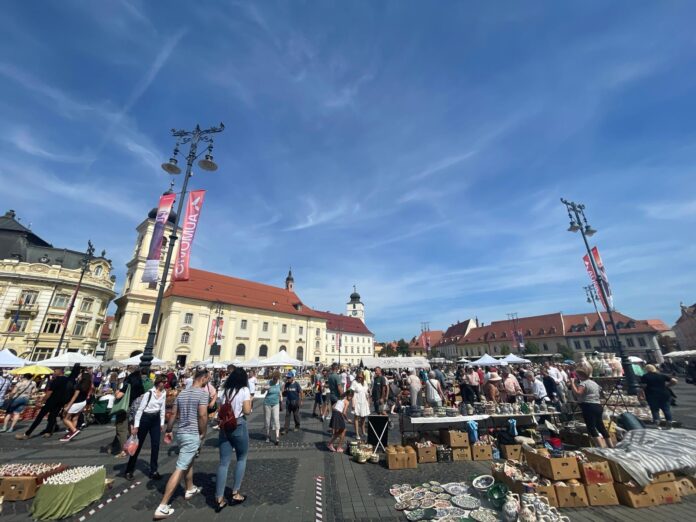 Detaliu artistic pe o vasă tradițională românească, lucrată manual