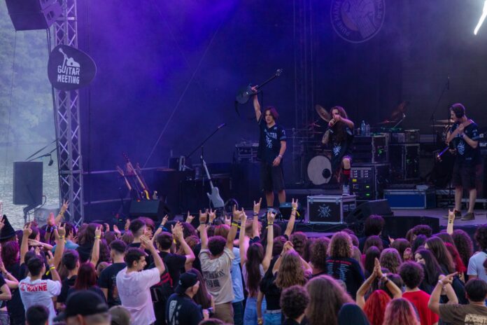 Vedere panoramică a amplasamentului și scenei de la Guitar Meeting Festival Ziua 1