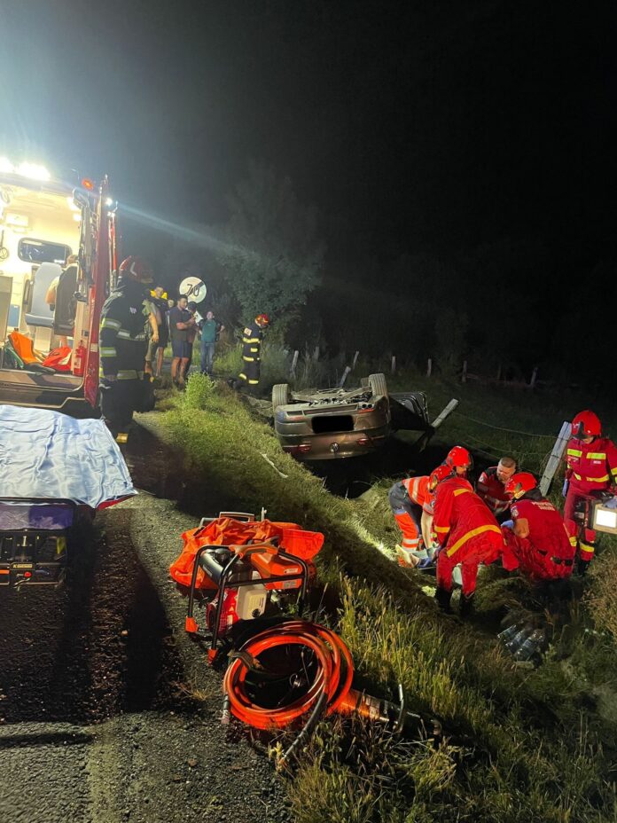 Intervenția serviciilor de urgență la locul accidentului rutier de la Scoreiu