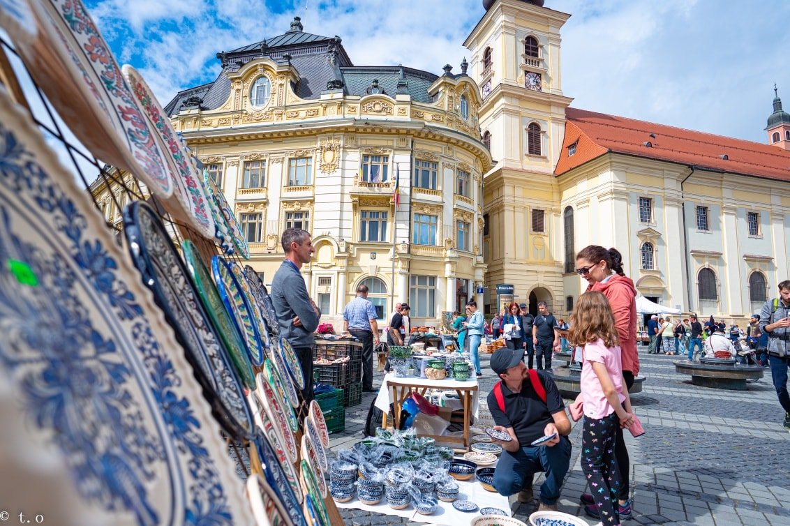 Târgul Olarilor în Piața Mare din Sibiu, cu olari tradiționali și ceramica lor