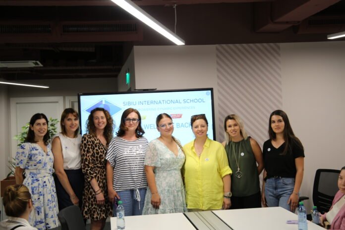 Elevi în timpul unui experiment interactiv într-un laborator modern la Școala Internațională Sibiu