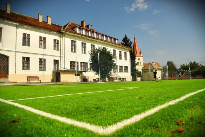 Clădirea istorică a Liceului Gustav Gündisch din orașul Cisnădie, cu arhitectură impunătoare