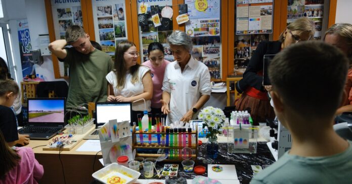 Participanți la Noaptea Cercetătorilor Sibiu experimentând cu echipament științific interactiv