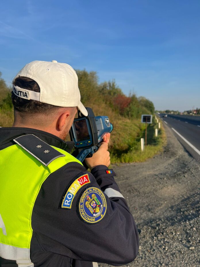 Echipament de radar mobil al poliției rutiere din Sibiu, staționat pe marginea drumului
