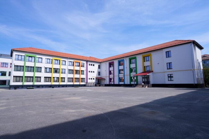 Clădirea Școala N. Iorga Sibiu modernizată, vedere interioară a unei săli de clasă noi