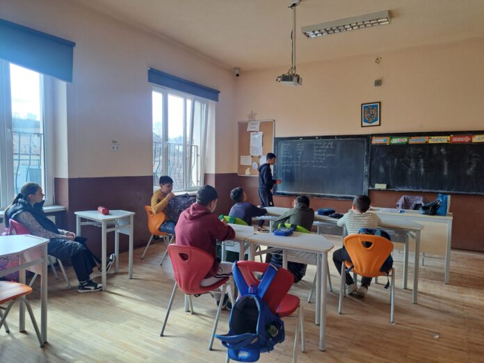 Voluntari oferă sprijin copiilor din Merghindeal într-un atelier de învățare practică.