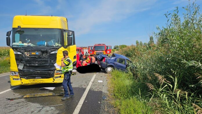 Intervenția poliției rutiere și a salvariilor la accidentul de pe DN14