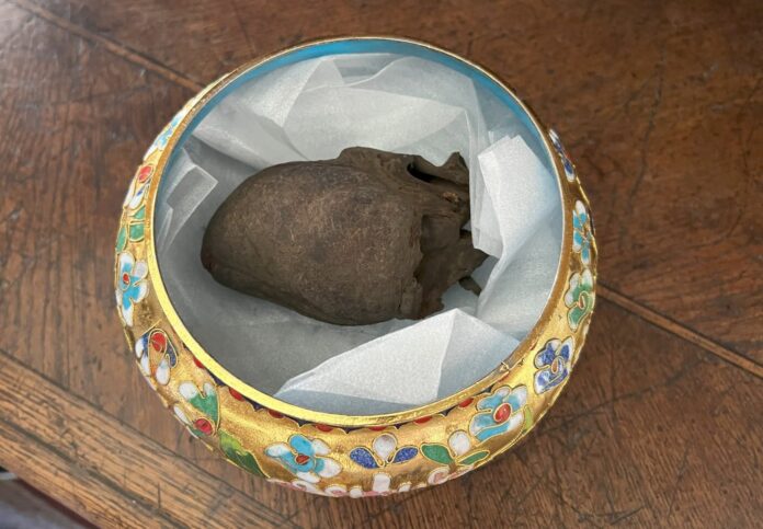 Altarul și interiorul Bisericii Armene Dumbrăveni, decorat cu icoane și elemente tradiționale