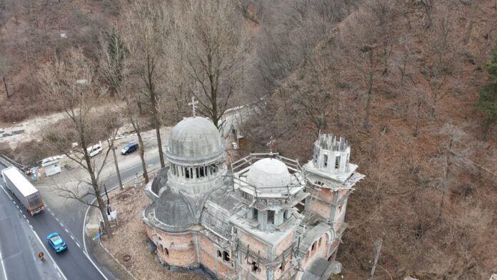 Biserica Sfântul Hristofor din Lazaret-Râul Vadului, vedere exterioară a lăcașului de cult ortodox.