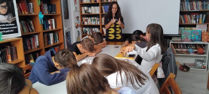 Copii participă la activități creative în cadrul programului Vara Copiilor Sibiu la Filiala Vasile Aaron.