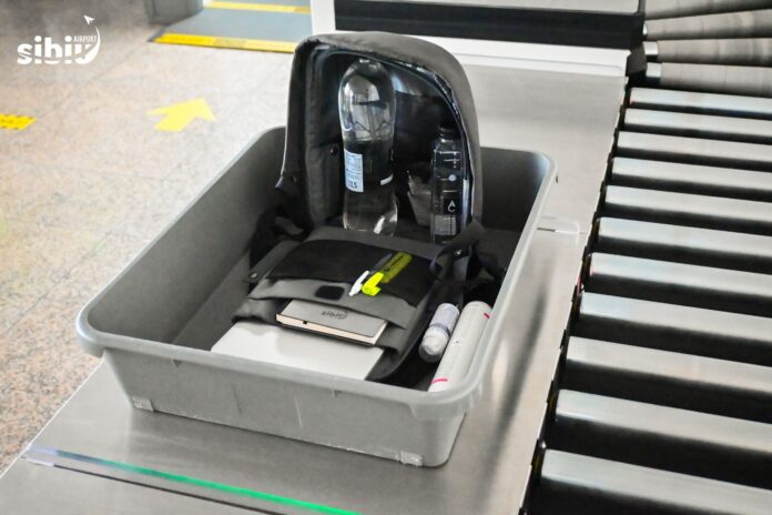 Pasageri la punctul de control securitate Aeroport Sibiu, verificarea bagajelor de mână