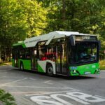 Autobuz Tursib pe un traseu urban, ilustrând modificările de rută pentru triathlon