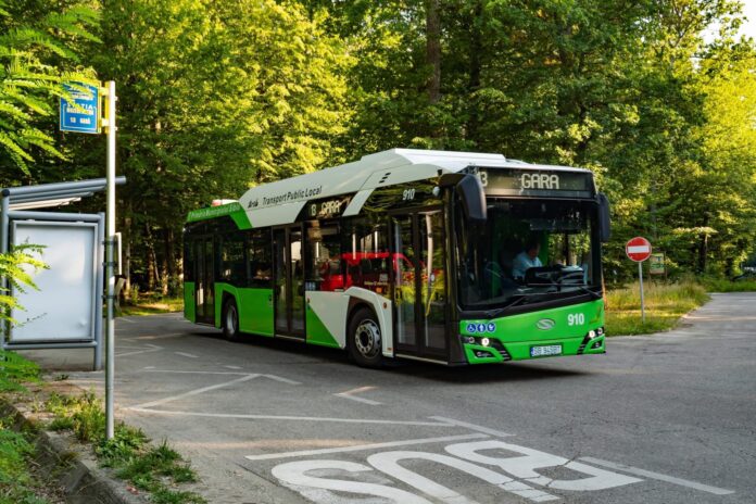 Autobuz Tursib special pentru participanții la Guitar Meeting 2025, staționat în punctul de îmbarcare.