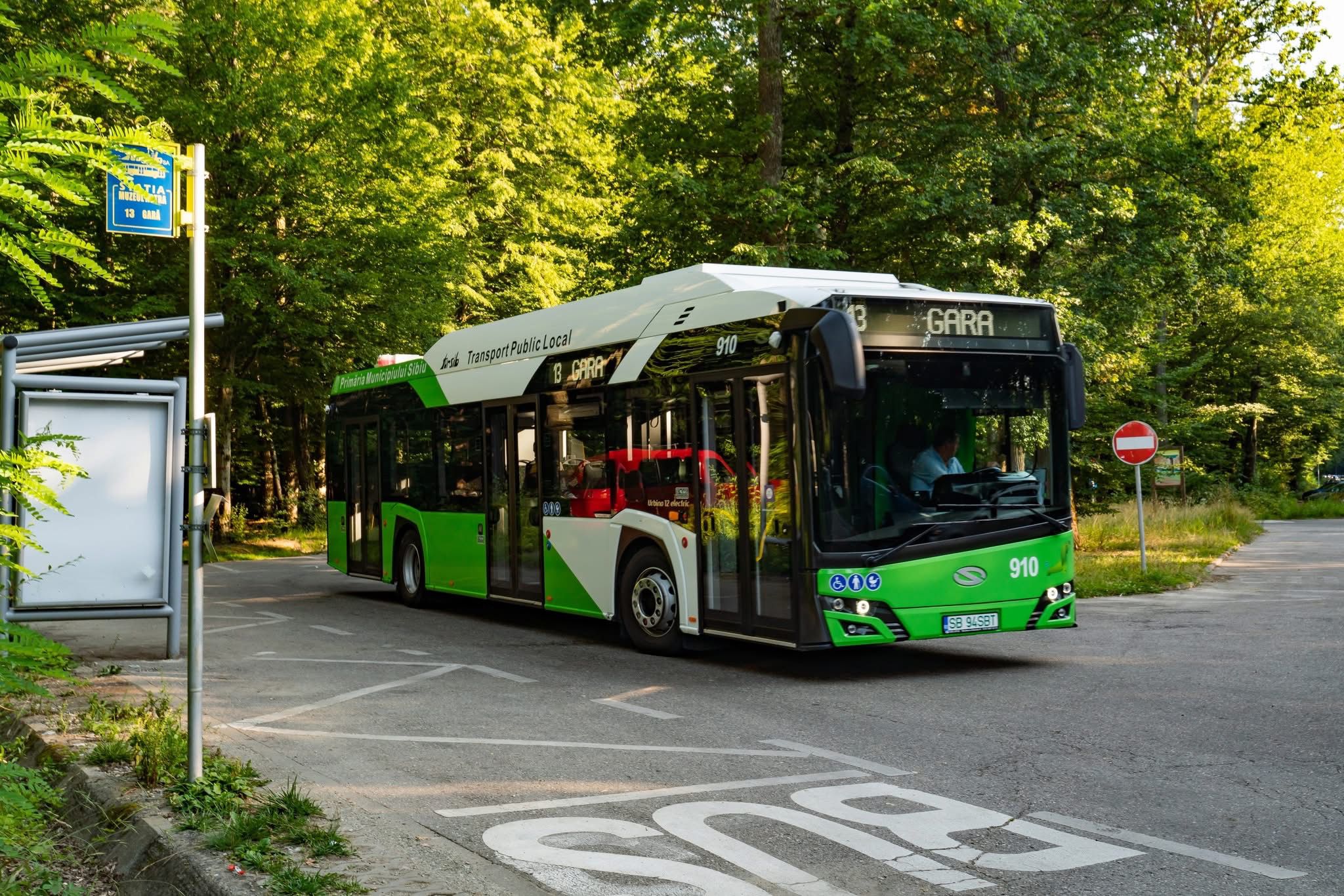 Autobuz Tursib pe un traseu urban, ilustrând modificările de rută pentru triathlon