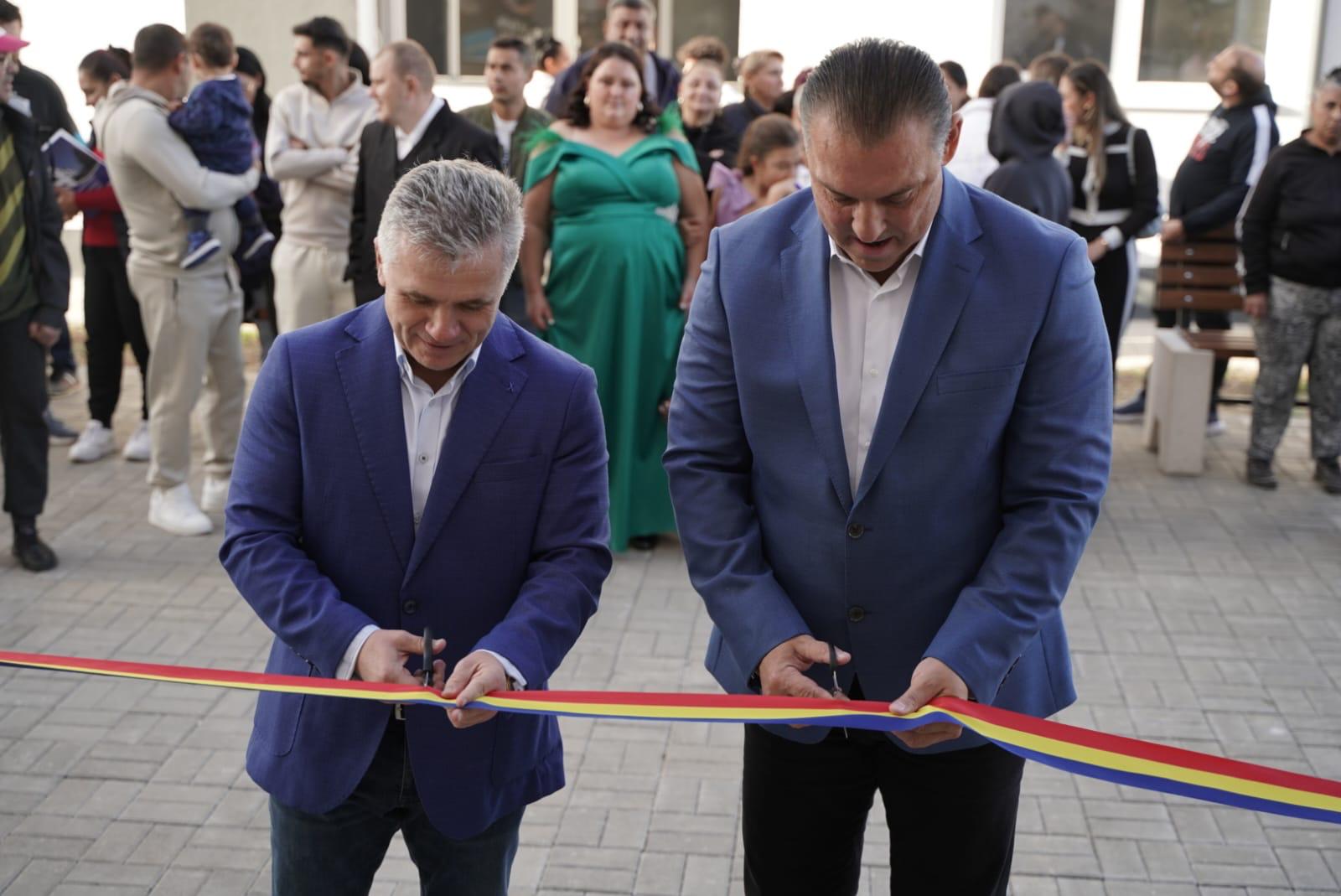 O familie de beneficiari în fața noii lor case din complexul de locuințe sociale Mediaș.
