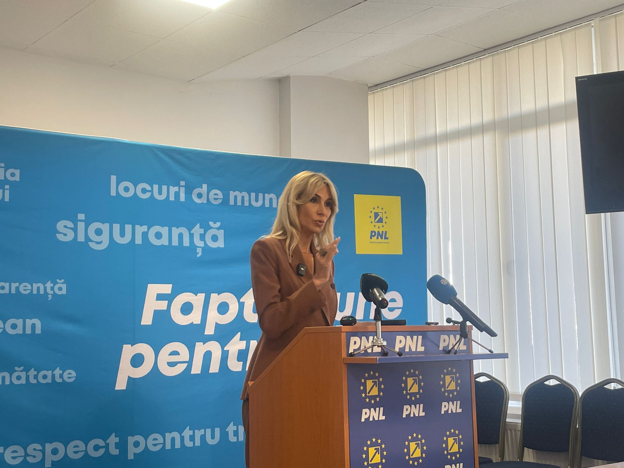Raluca Turcan discută despre propunerea de majorare salariu minim pe dezbatere economică.