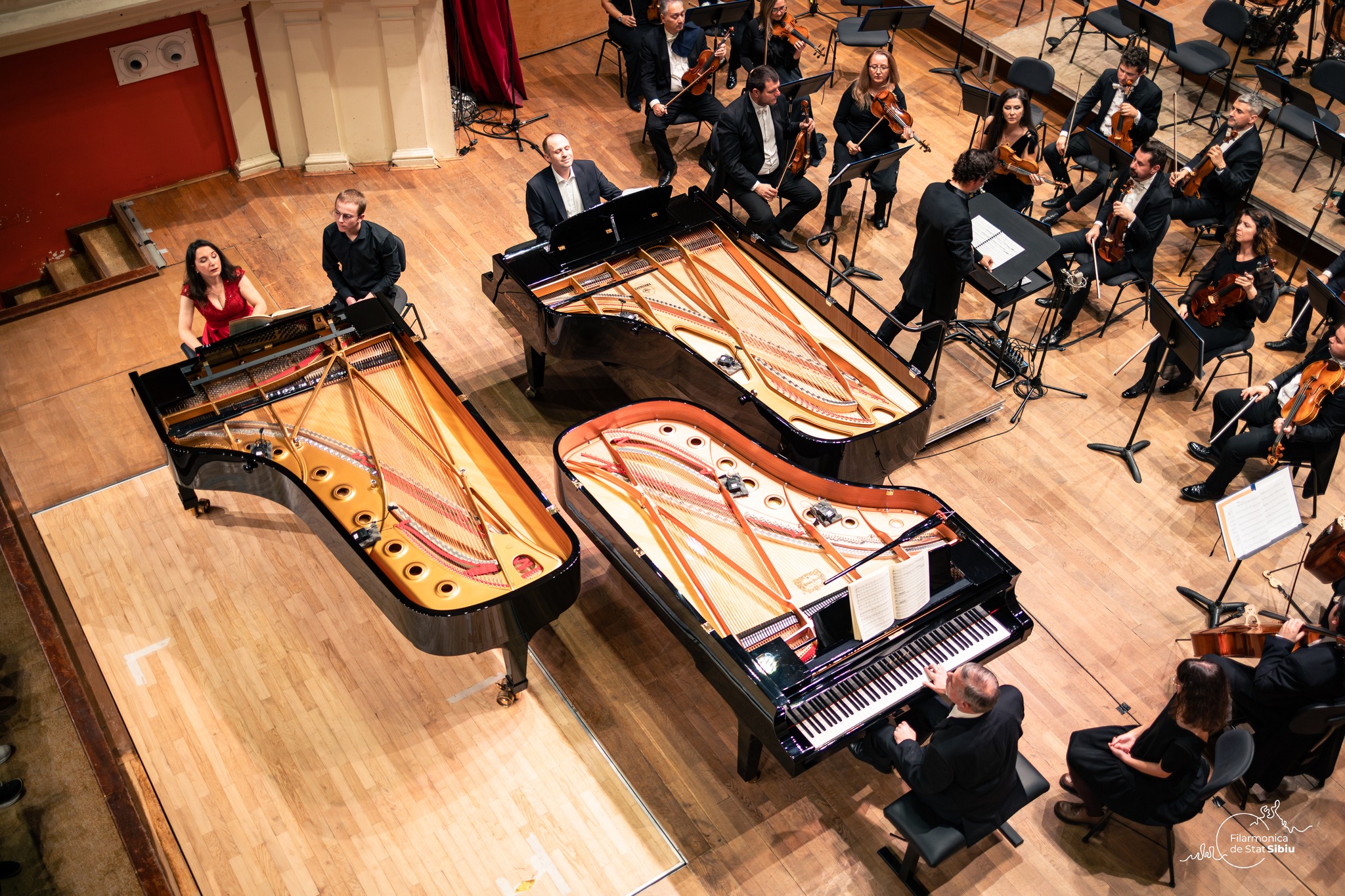 Orchestră și trei pianiști în concert Mozart la Sala Thalia