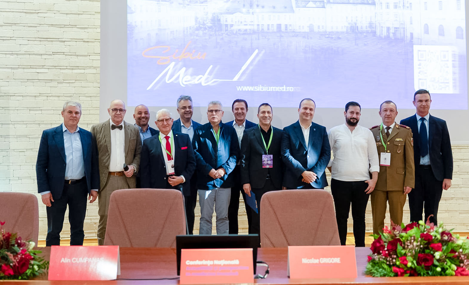 Sala de conferințe plină la deschiderea Conferinței SibiuMed 2025, cu participanți atenți.