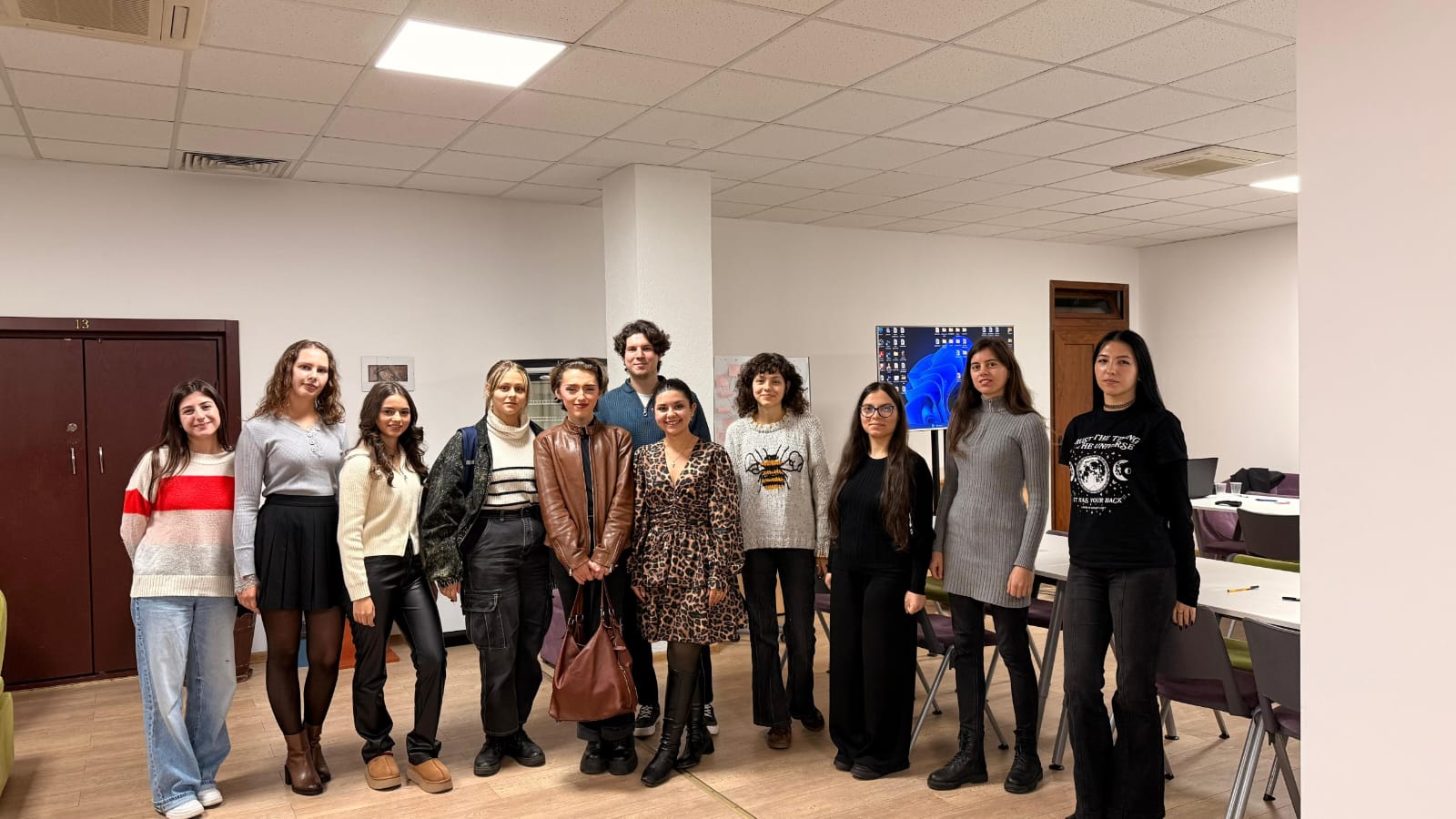Ecran de laptop afișând articole de știri și un editor de text pentru jurnalism