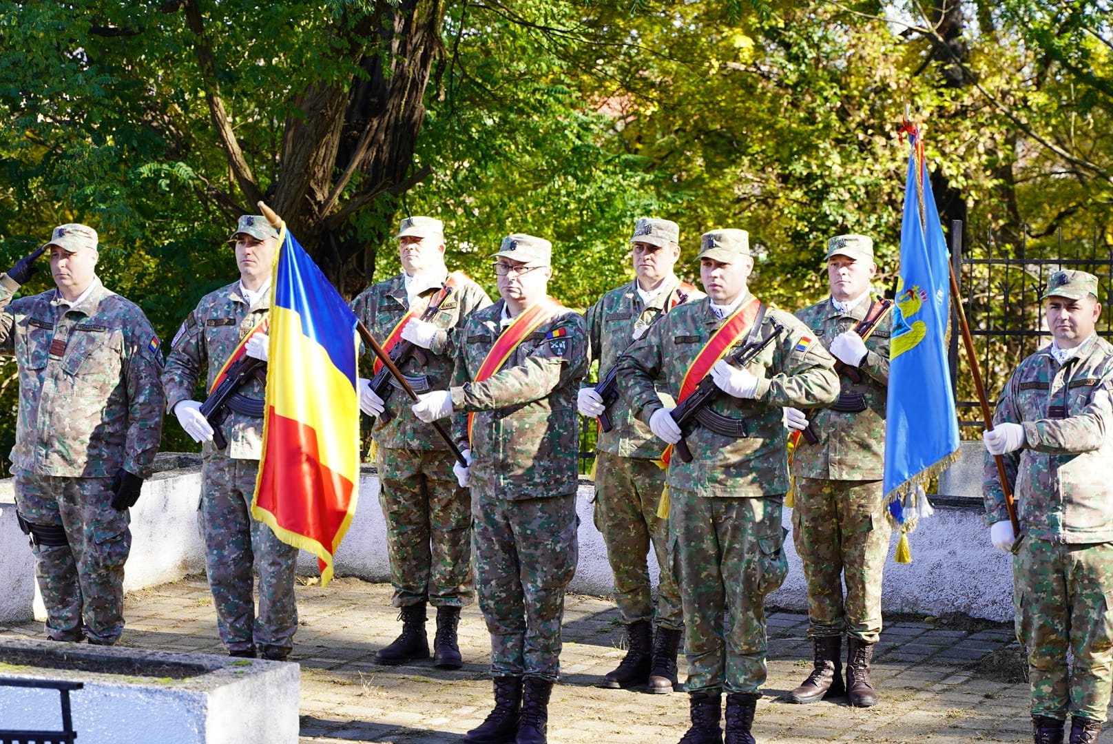 O coroană de flori așezată la monumentul eroilor pentru Ziua Armatei Române, Mediaș