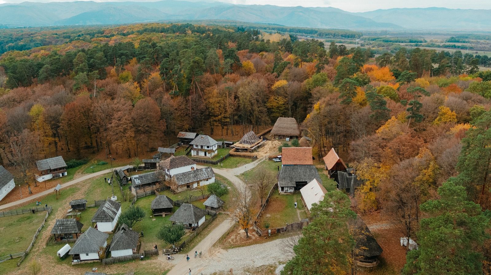 Muzeul ASTRA, o panoramă a caselor tradiționale și aleilor în sezonul rece, conform noului program de vizitare.