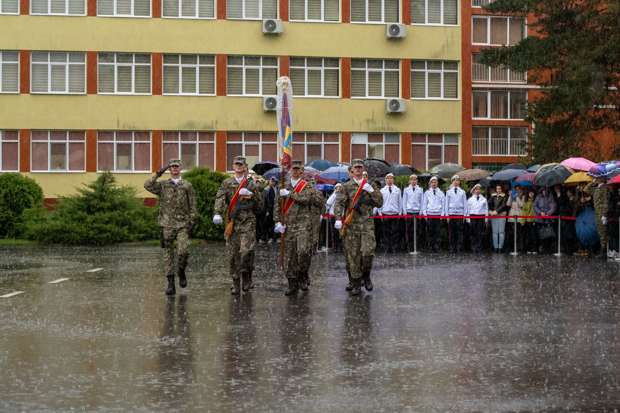 Cadeții Academiei Forțelor Terestre depun jurământ militar solemn în cadrul unei ceremonii.