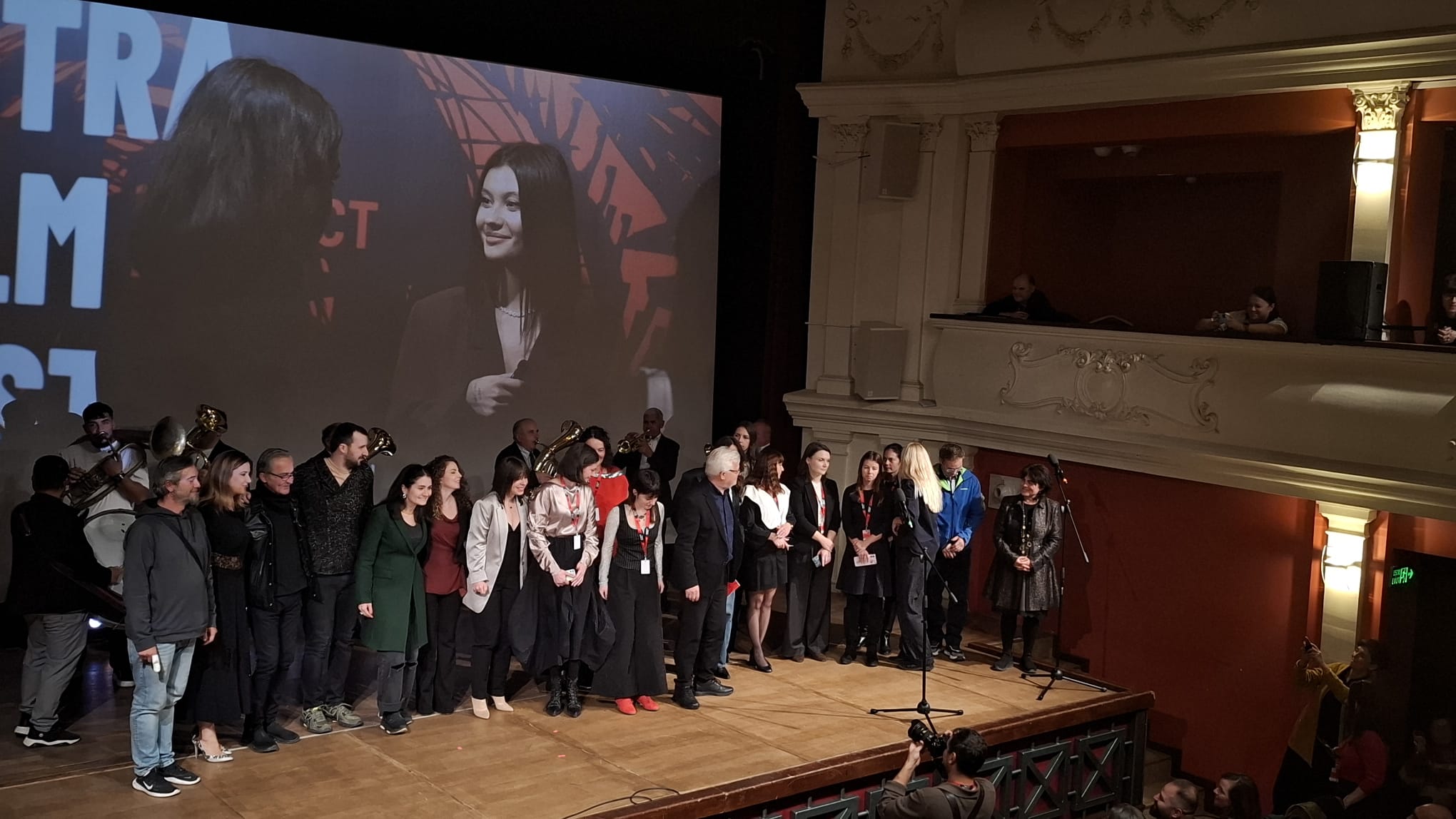 Regizorul primește premiul la Gala Astra Film Festival 2025, înconjurat de aplauze.