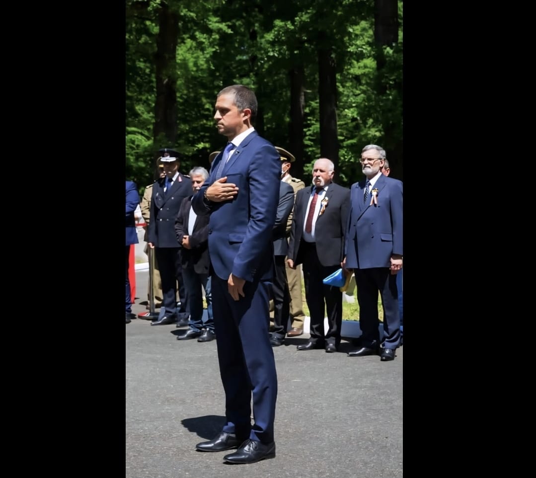 Deputatul Trif Bogdan la evenimentul de Omagiu Ziua Armatei Române, conversând cu participanții