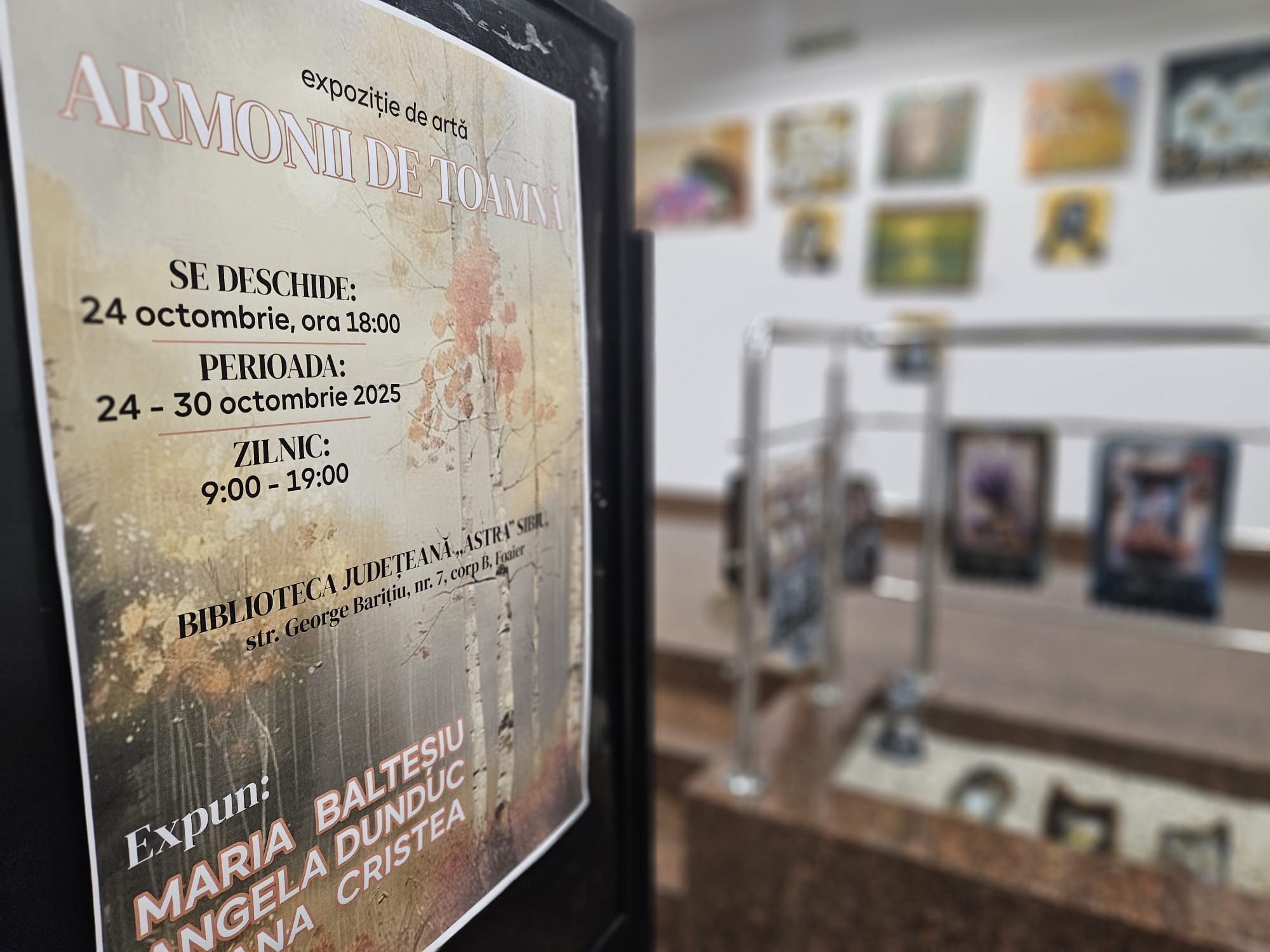 Vernisajul expoziției Armonii de toamnă la Biblioteca Județeană ASTRA Sibiu, cu tabloul central