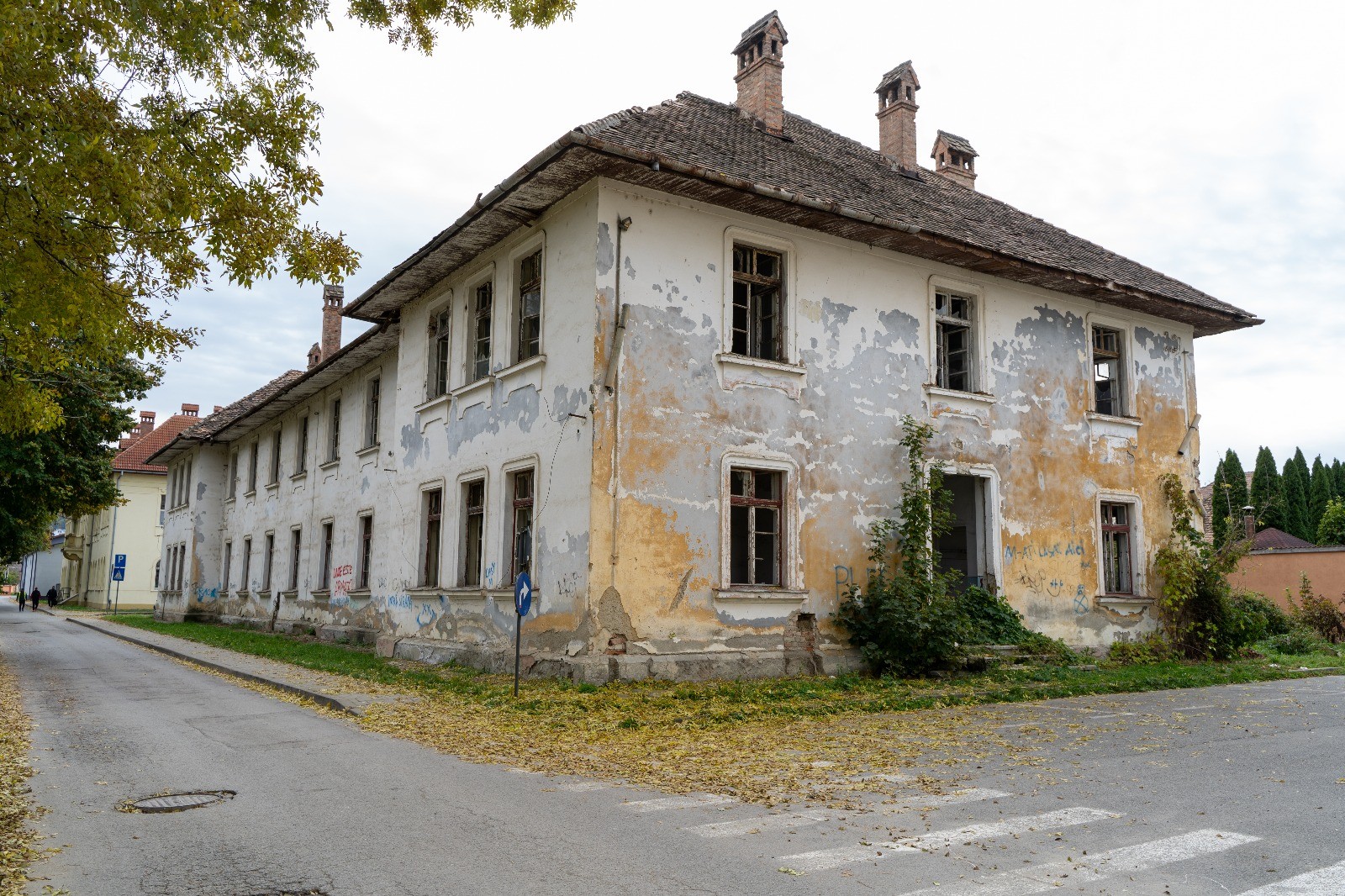 Una dintre cele patru clădiri istorice ale aviației din Mediaș, vedere exterioară frontală