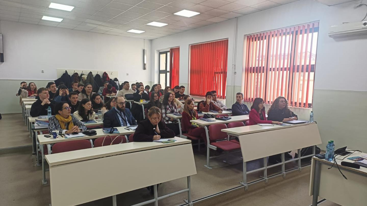 Conferința despre memorie universitară digitală la Sibiu, cu speaker și public academic.