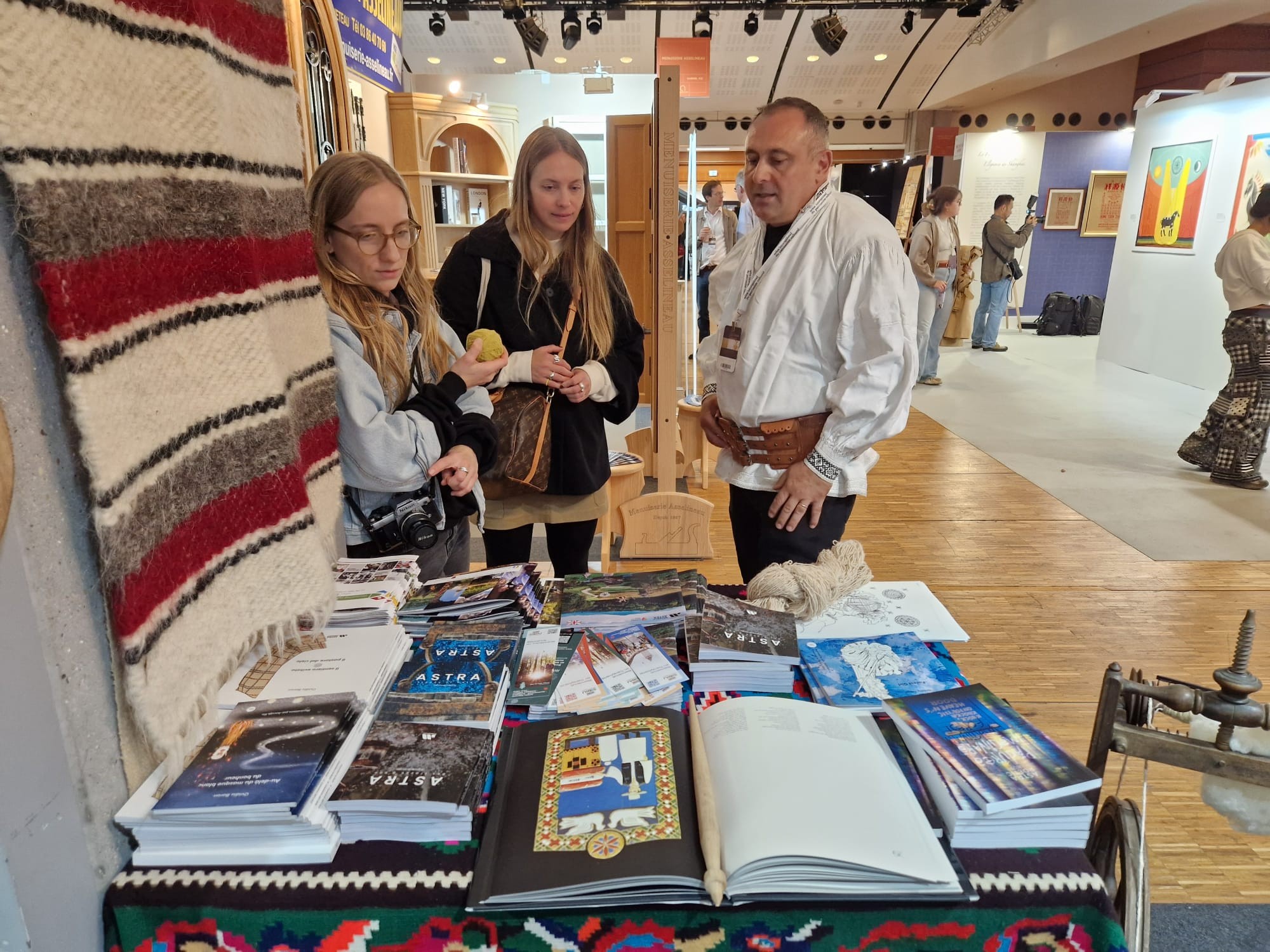 Muzeul ASTRA la Salonul Patrimoniului Cultural Paris 2025, prezentare stand expozițional