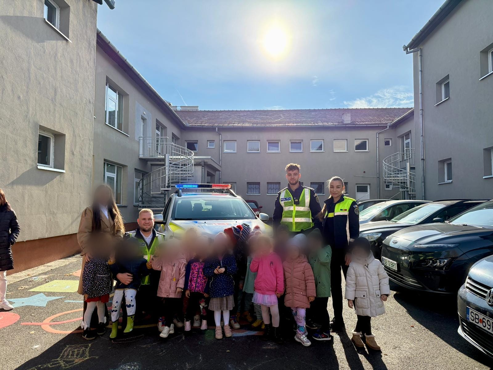Polițiști din Sibiu interacționează cu elevi în cadrul programului educațional Școala Altfel