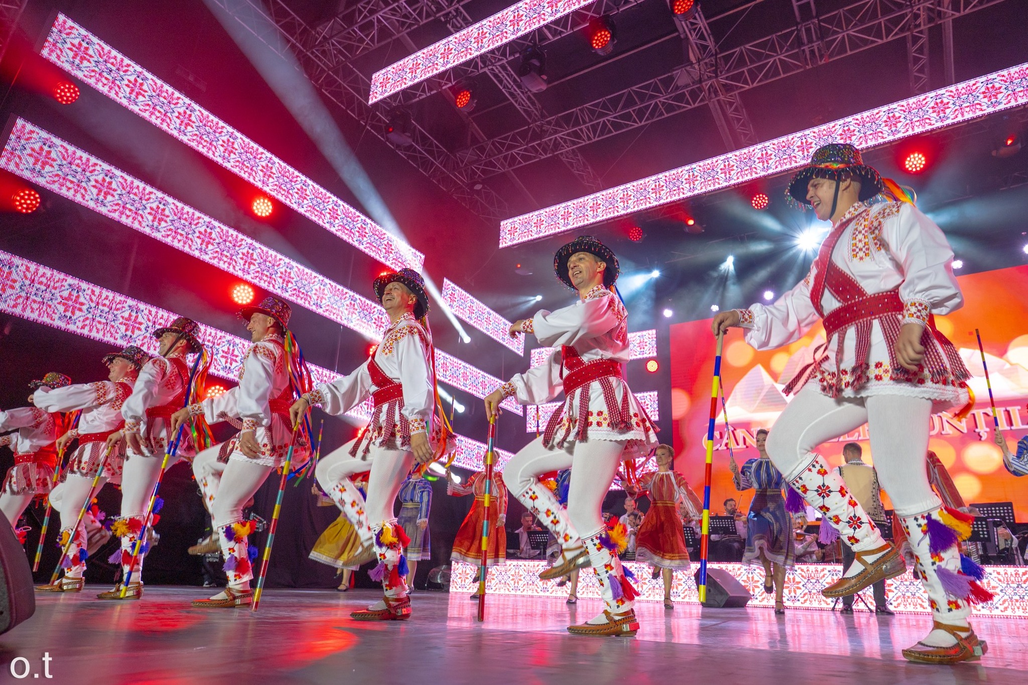 Junii Sibiului în costum popular tradițional, dansând la evenimentul UNESCO din Paris