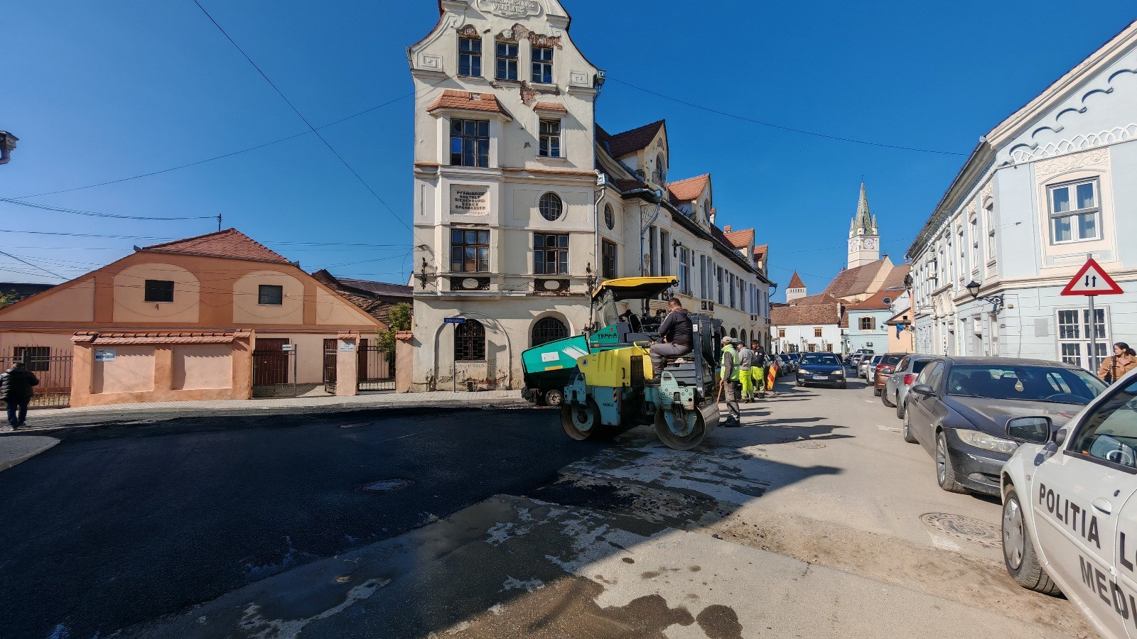 Pregătirea terenului și bazei pentru asfaltare pe Strada Kogălniceanu.