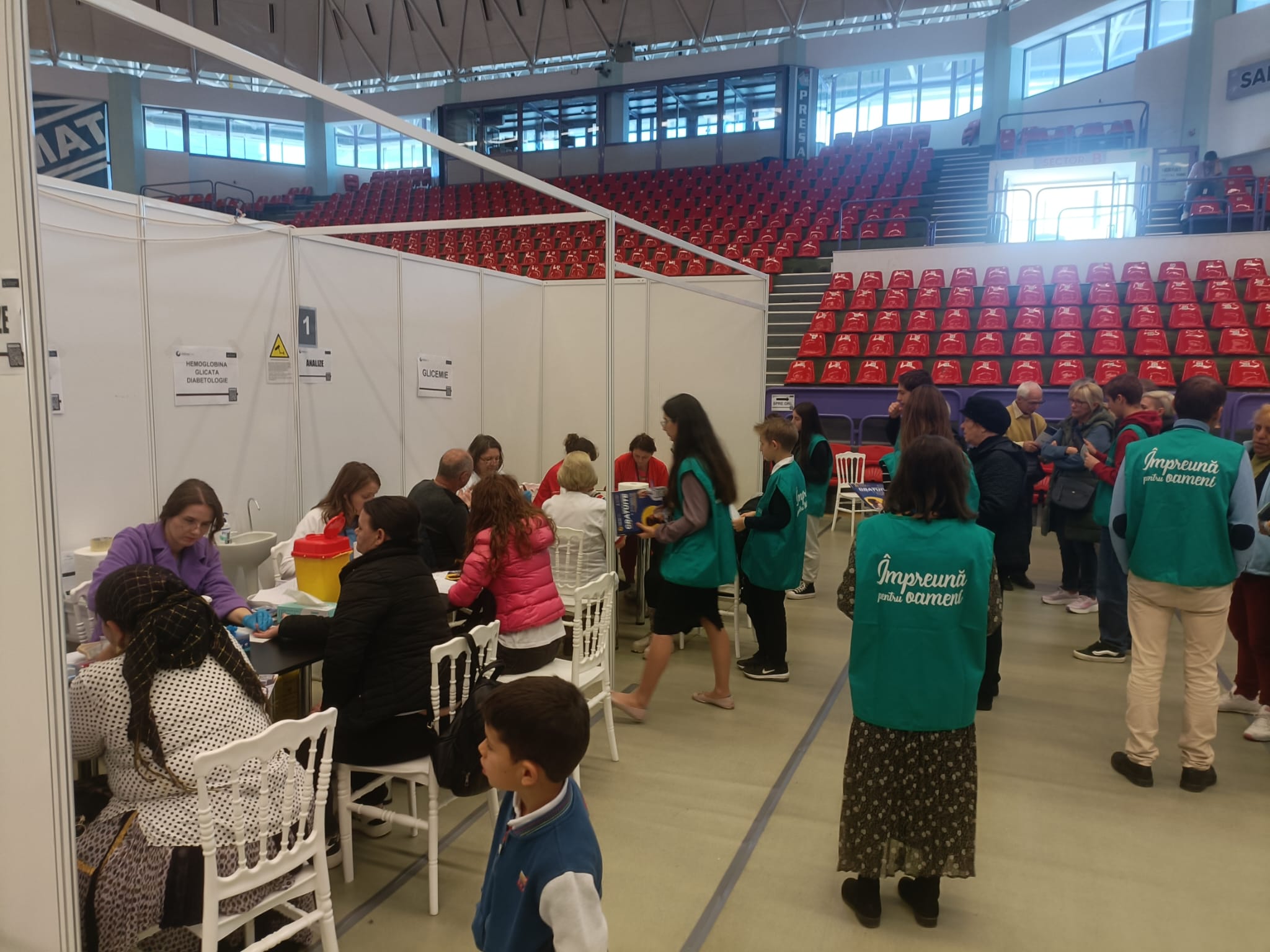Panou informativ și organizatori ai evenimentului de servicii medicale gratuite Sibiu