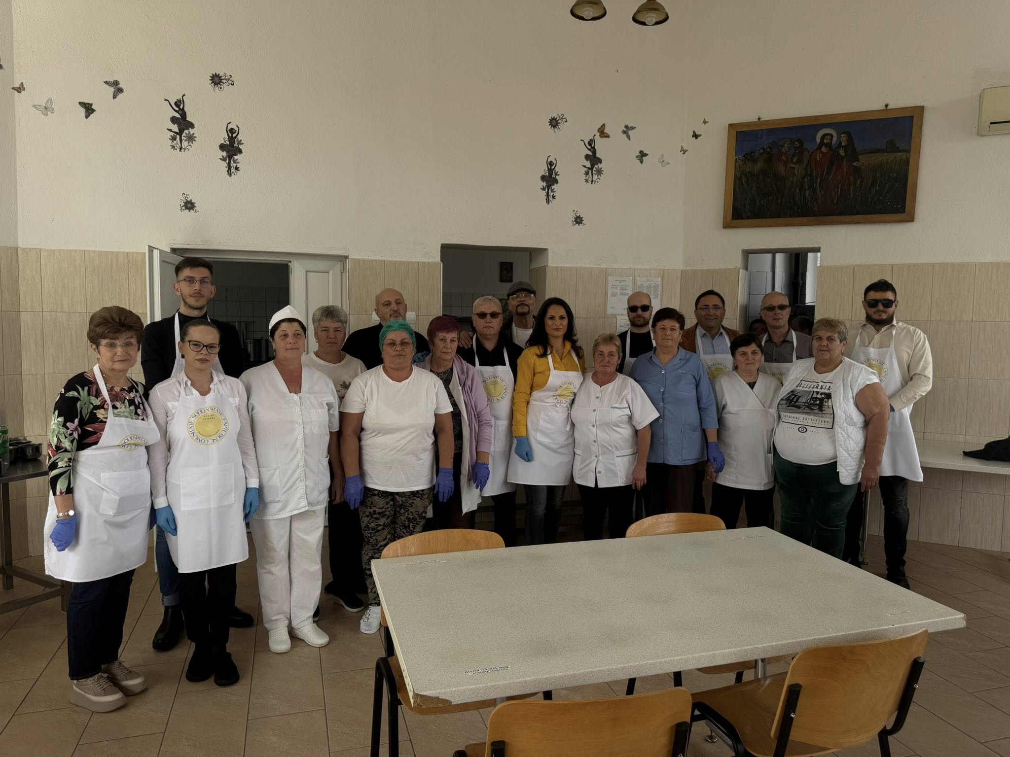 Prepararea alimentelor de către Echipa Galbenă înainte de distribuirea către persoanele cu dizabilități