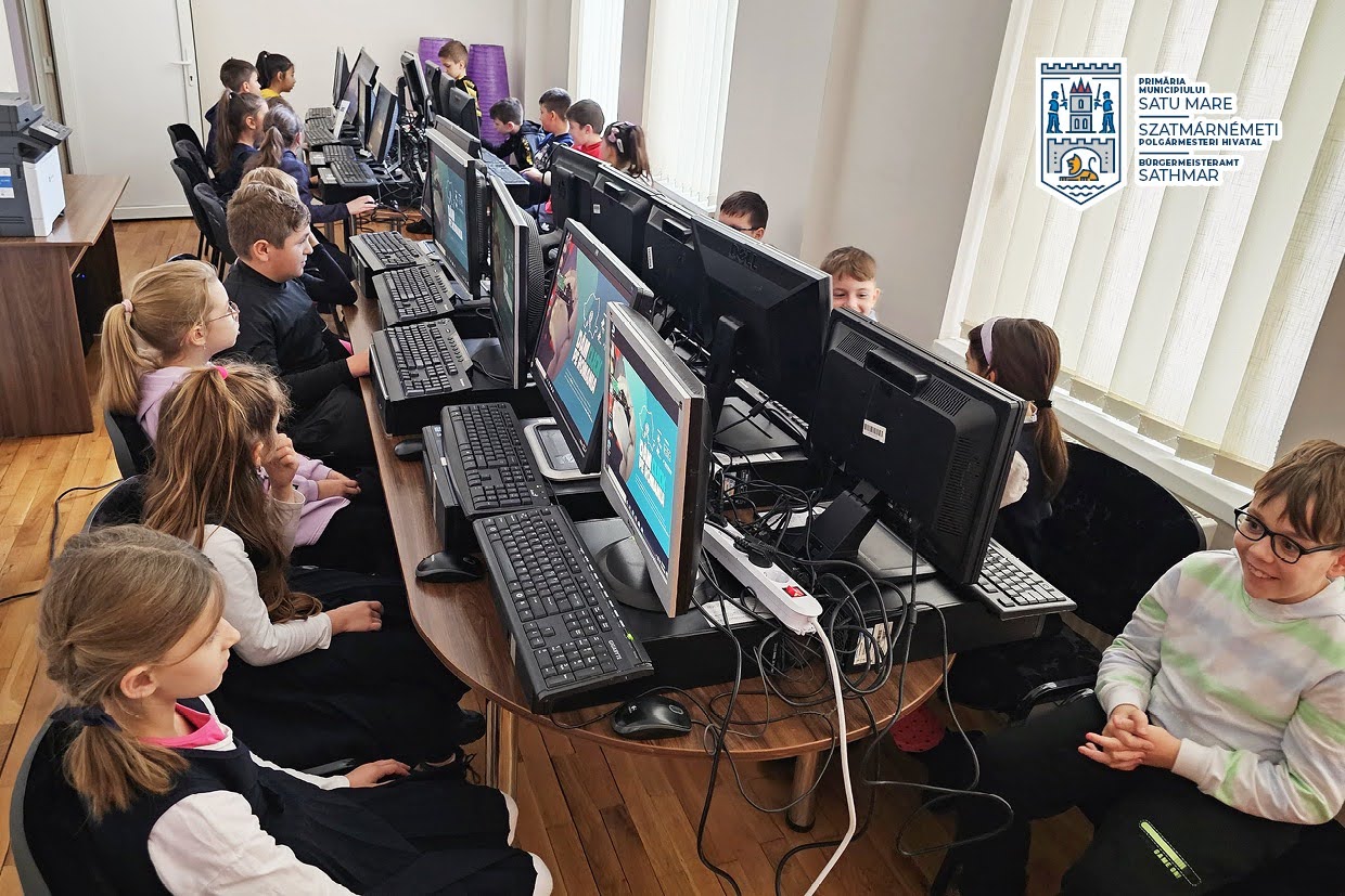 Reprezentanți ai programului „Dăm Click pe România” înmânează calculatoare recondiționate beneficiarilor