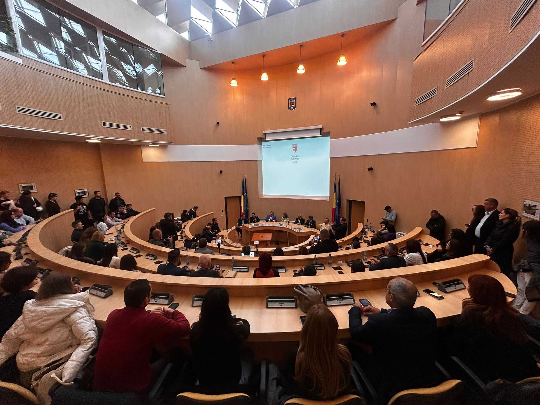 Moment din dezbaterea publică despre sănătatea mintală în societatea contemporană la Sibiu